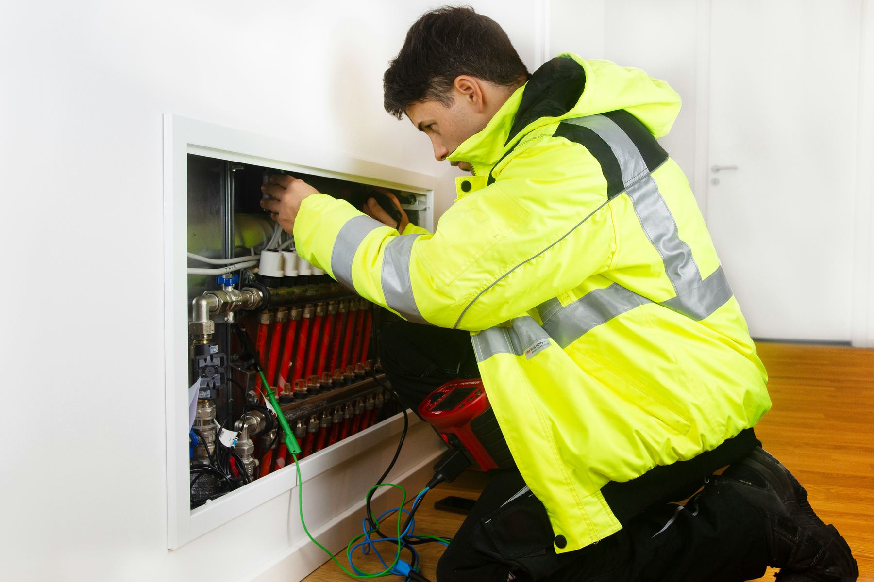 Zext electrician working on a residential consumer unit in Glasgow